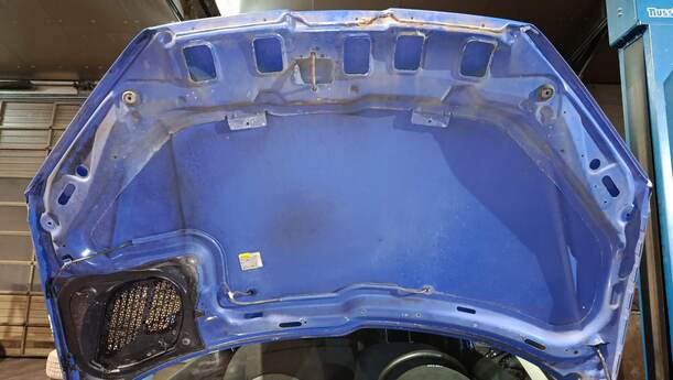 Foto: MOTORHAUBE ( LACKIERBEDÜFTIG ) eines Peugeot 206 60