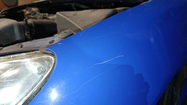 Foto: KOTFLÜGEL LINKS eines Peugeot 206 60