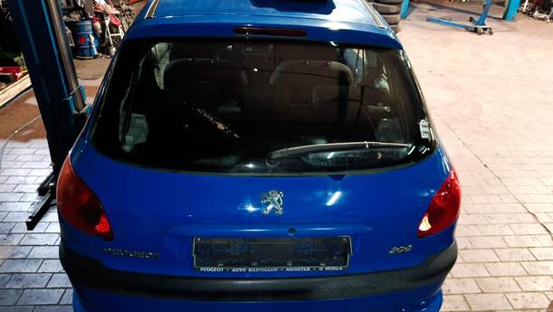 Foto: HECKKLAPPE / HECKDECKEL (LACKIERUNGSBEDÜFTIG) eines Peugeot 206 60