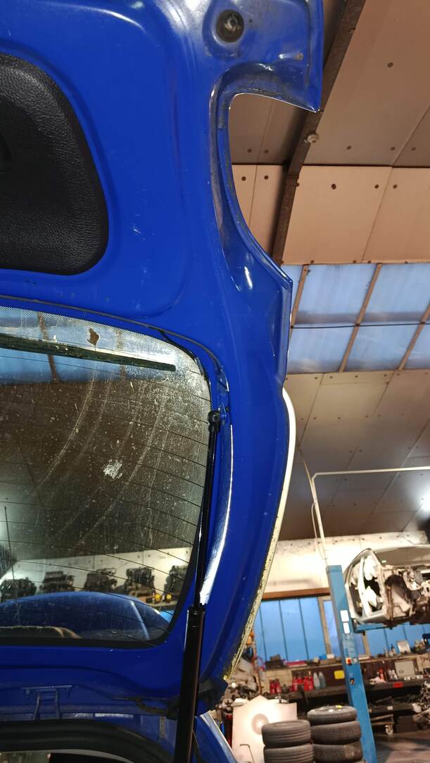 Foto: HECKKLAPPE / HECKDECKEL (LACKIERUNGSBEDÜFTIG) eines Peugeot 206 60