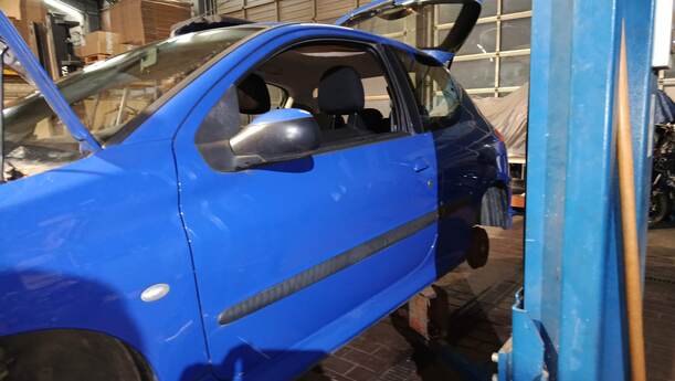 Foto: TÜR VORNE LINKS ( 2/3 TÜRER ) eines Peugeot 206 60