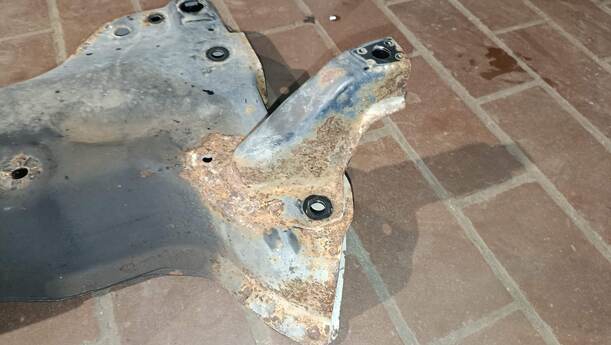 Foto: VORDERACHSTRÄGER eines Peugeot 206 60