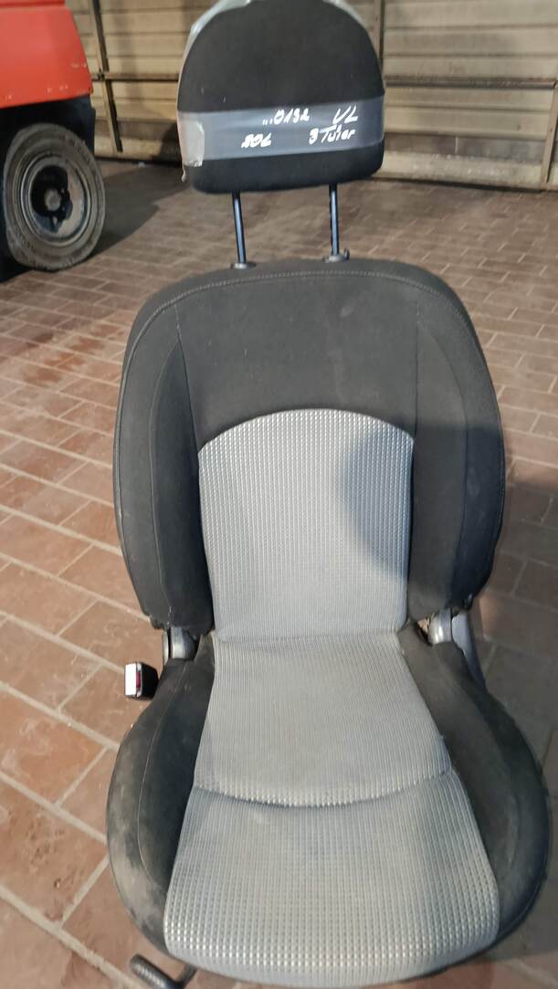 Foto: SITZ VORNE LINKS / FAHRERSITZ eines Peugeot 206 60
