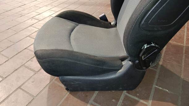 Foto: SITZ VORNE LINKS / FAHRERSITZ eines Peugeot 206 60