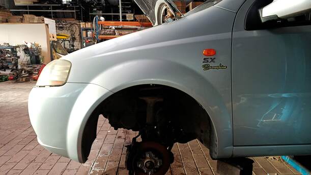 Foto: KOTFLÜGEL LINKS eines Chevrolet Kalos 1.4 16V