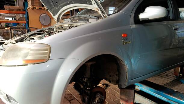 Foto: KOTFLÜGEL LINKS eines Chevrolet Kalos 1.4 16V