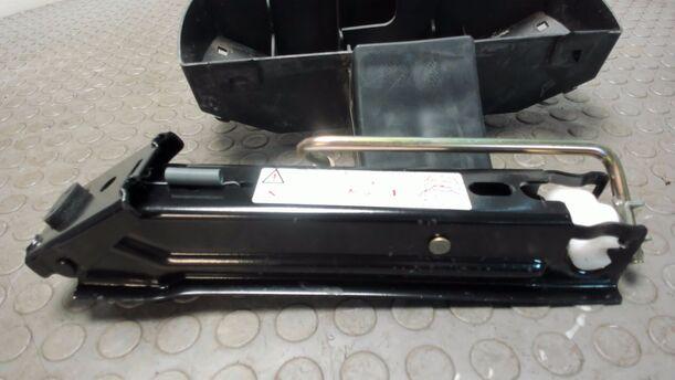 Foto: WAGENHEBER eines Peugeot 206 60