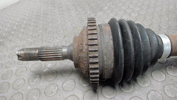 Foto: ANTRIEBSWELLE LINKS ( ABS ) eines Peugeot 206 60