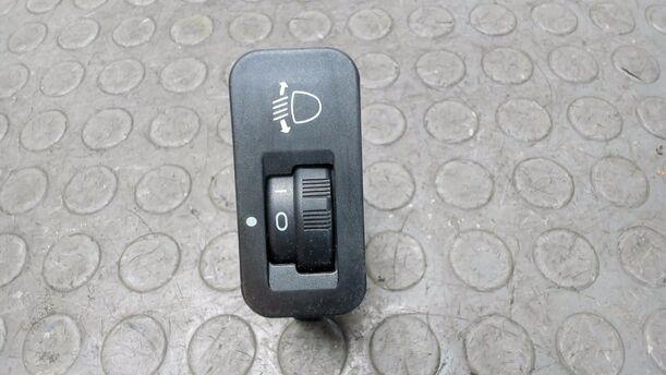 Foto: SCHALTER LEUCHTWEITENVERSTELLUNG eines Peugeot 206 60 Viva X