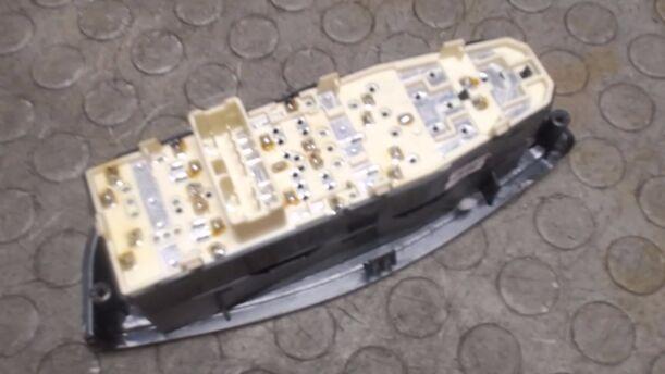 Foto: FENSTERHEBERSCHALTER VORN LINKS eines Chevrolet Kalos 1.4 16V