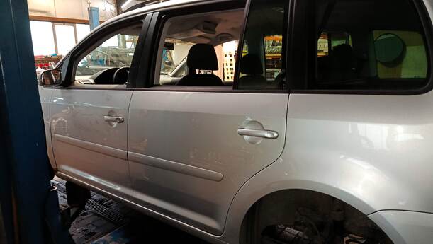 Foto: TÜR HINTEN LINKS eines VW Touran 2.0 TDI Viva X