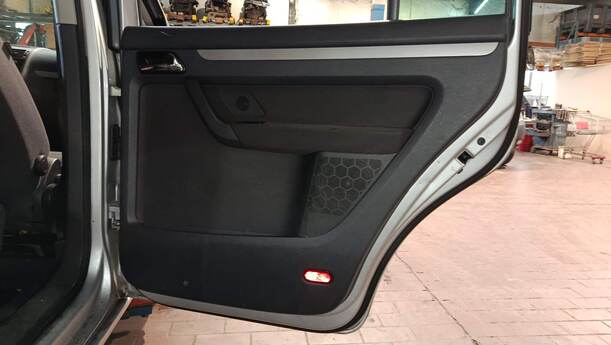 Foto: TÜR HINTEN RECHTS eines VW Touran 2.0 TDI Viva X