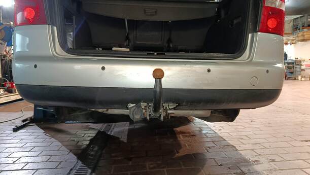 Foto: STOSSFÄNGER/ STOßSTANGE HINTEN eines VW Touran 2.0 TDI Viva X