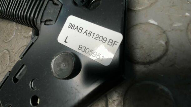 Foto: GURTSTRAFFER VORNE LINKS eines Ford Focus Trendline
