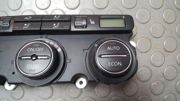 Foto: HEIZUNGSBETÄTIGUNG ( KLIMAAUTOMATIK / SITZHEIZUNG ) eines VW Touran 2.0 TDI Trendline