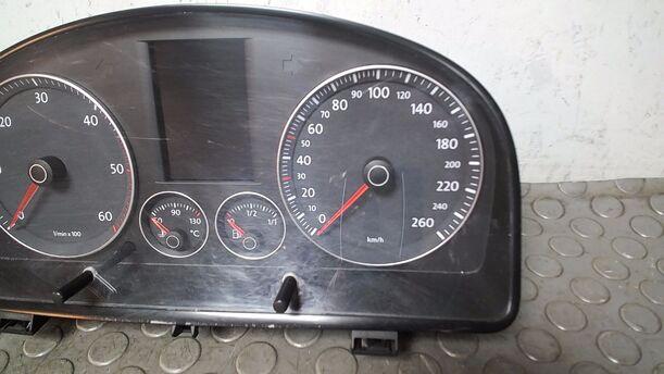 Foto: TACHOEINHEIT/ KOMBIINSTRUMENT eines VW Touran 2.0 TDI Viva X