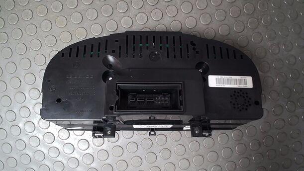 Foto: TACHOEINHEIT/ KOMBIINSTRUMENT eines VW Touran 2.0 TDI Viva X