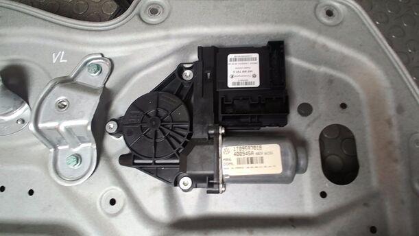 Foto: FENSTERHEBER ELEKTRISCH VORN LINKS eines VW Touran 2.0 TDI Viva X