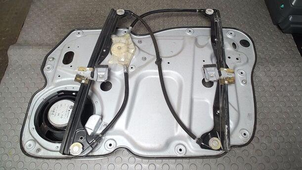 Foto: FENSTERHEBER ELEKTRISCH VORN LINKS eines VW Touran 2.0 TDI Viva X