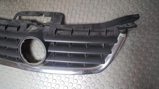 Foto: KÜHLERGRILL ( OHNE EMBLEM ) eines VW Touran 2.0 TDI Viva X