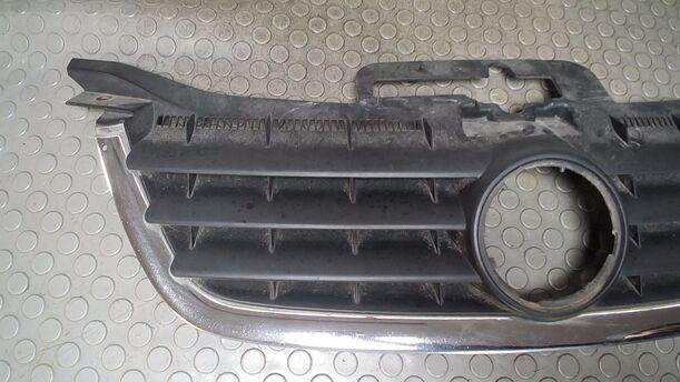 Foto: KÜHLERGRILL ( OHNE EMBLEM ) eines VW Touran 2.0 TDI Viva X