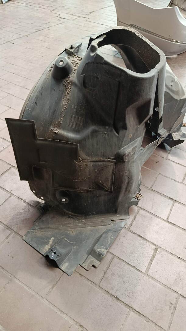 Foto: RADHAUSSCHALE / INNENKOTFLÜGEL LINKS eines Mercedes-Benz C 200 CDI DPF Viva X