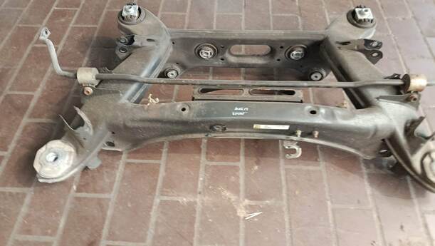 Foto: HINTERACHSE / HINTERACHSTRÄGER eines Mercedes-Benz C 200 CDI DPF Liftback