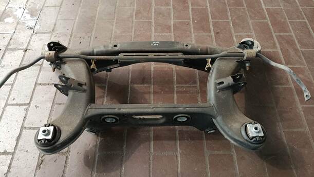 Foto: HINTERACHSE / HINTERACHSTRÄGER eines Mercedes-Benz C 200 CDI DPF Liftback