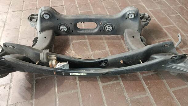 Foto: HINTERACHSE / HINTERACHSTRÄGER eines Mercedes-Benz C 200 CDI DPF Liftback