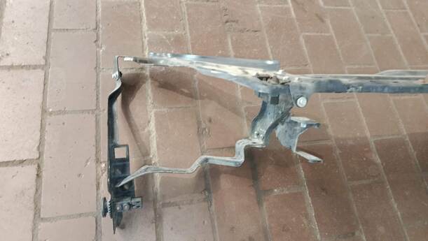 Foto: SCHLOSSTRÄGER / FRONTBLECH eines Mercedes-Benz C 200 CDI DPF Liftback