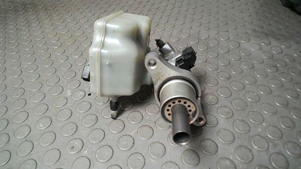 Foto: HAUPTBREMSZYLINDER eines VW Touran 2.0 TDI Liftback