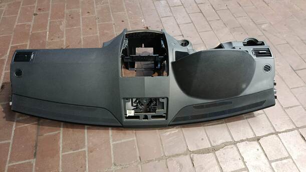 Foto: ARMATURENBRETT / INSTRUMENTENTAFEL eines Mercedes-Benz C 200 CDI DPF Liftback