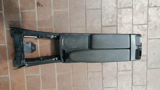 Foto: MITTELKONSOLE eines Mercedes-Benz C 200 CDI DPF Liftback