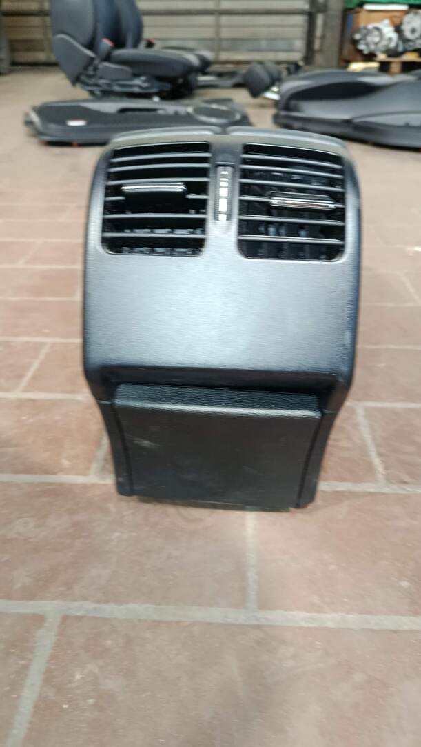 Foto: MITTELKONSOLE eines Mercedes-Benz C 200 CDI DPF Liftback