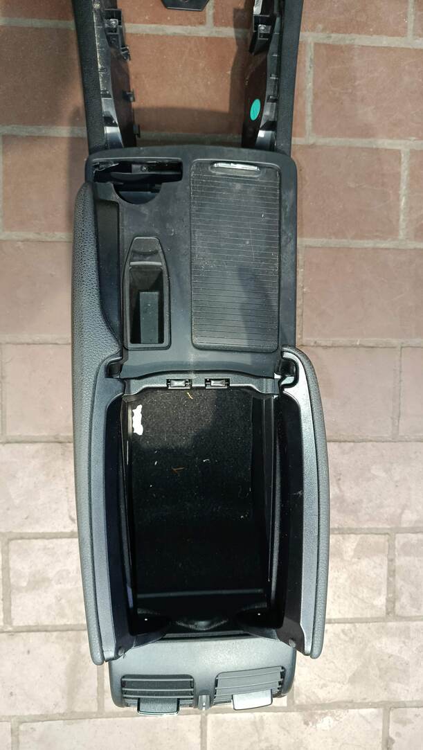 Foto: MITTELKONSOLE eines Mercedes-Benz C 200 CDI DPF Liftback