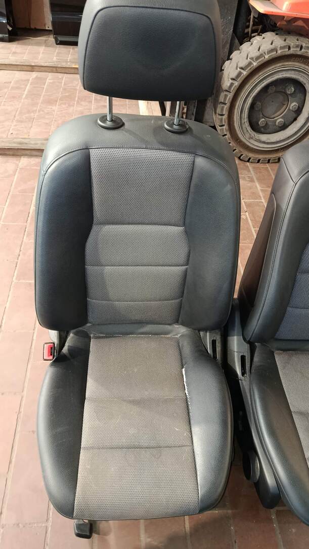 Foto: SITZE / INNENAUSSTATTUNG eines Mercedes-Benz C 200 CDI DPF Liftback