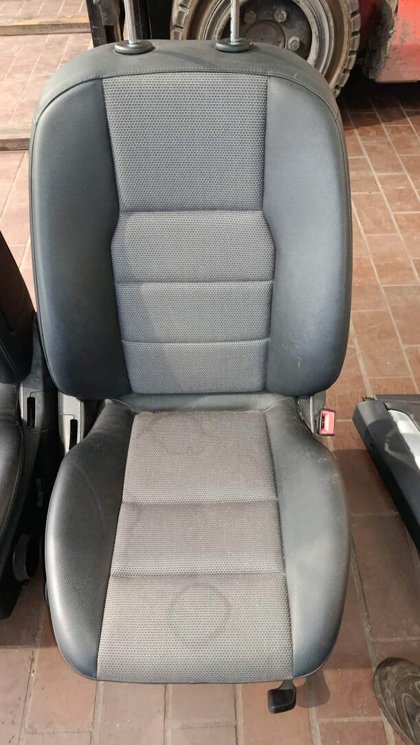 Foto: SITZE / INNENAUSSTATTUNG eines Mercedes-Benz C 200 CDI DPF Liftback