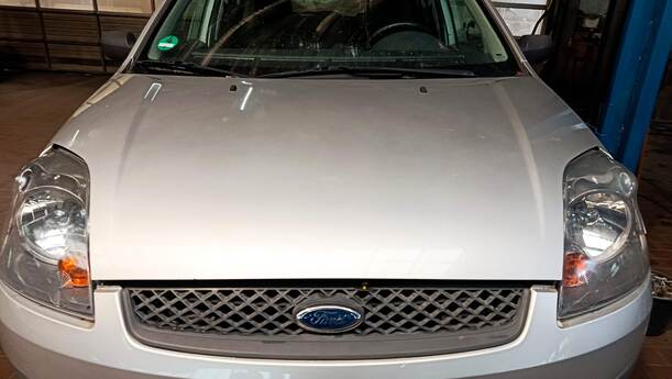 Foto: MOTORHAUBE eines Ford Fiesta 1.4 SX