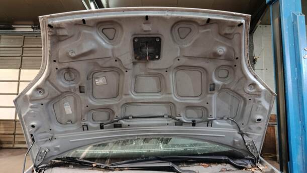 Foto: MOTORHAUBE eines Ford Fiesta 1.4 SX