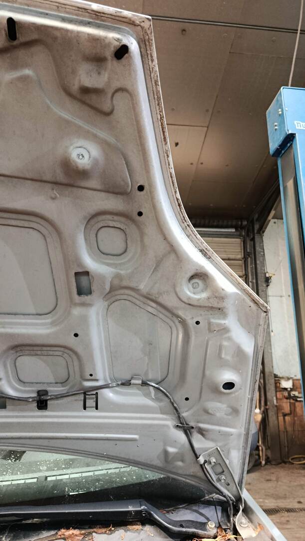 Foto: MOTORHAUBE eines Ford Fiesta 1.4 SX