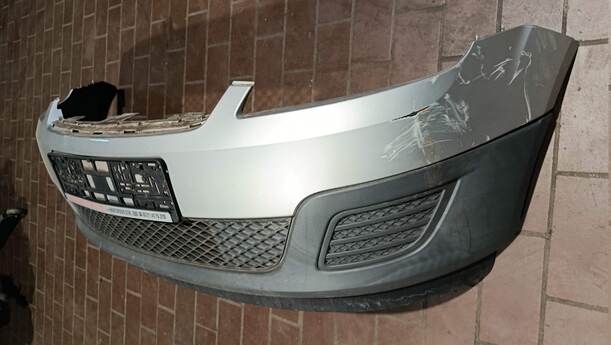 Foto: STOSSFÄNGER/ STOßSTANGE VORN eines Ford Fiesta 1.4