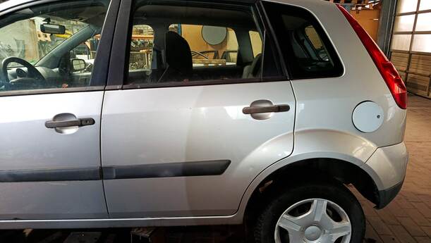 Foto: TÜR HINTEN LINKS eines Ford Fiesta 1.4