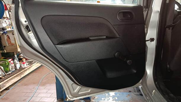 Foto: TÜR HINTEN LINKS eines Ford Fiesta 1.4