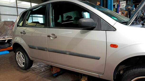 Foto: TÜR VORN RECHTS ( 4/5 TÜRER ) eines Ford Fiesta 1.4