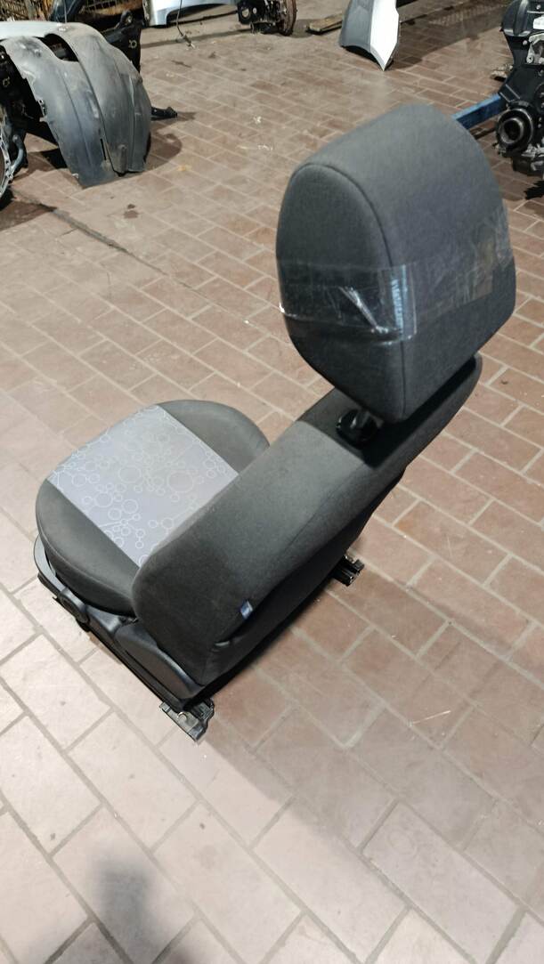 Foto: FAHRERSITZ/ SITZ VORN LINKS ( 4/5 TÜRER ) eines Ford Fiesta 1.4