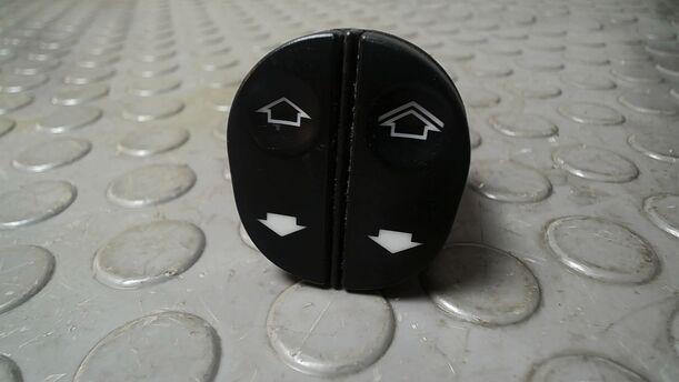 Foto: FENSTERHEBERSCHALTER eines Ford Fiesta 1.4 GLXi