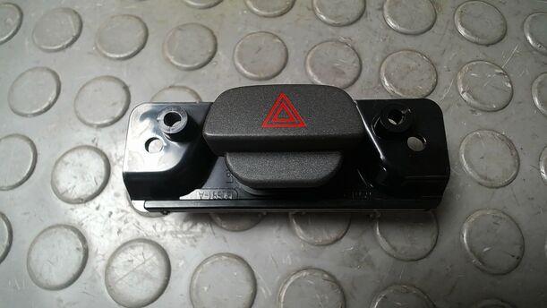 Foto: SCHALTER WARNBLINKANLAGE/ WARNBLINKSCHALTER eines Ford Fiesta 1.4 GLXi