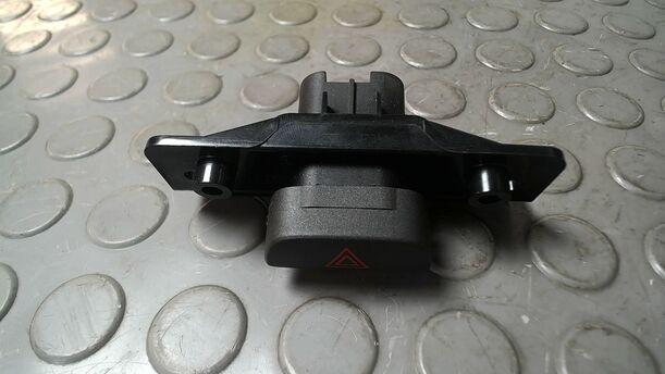 Foto: SCHALTER WARNBLINKANLAGE/ WARNBLINKSCHALTER eines Ford Fiesta 1.4 GLXi