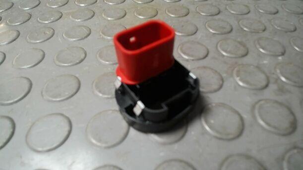 Foto: FENSTERHEBERSCHALTER eines Ford Fiesta 1.4 GLXi