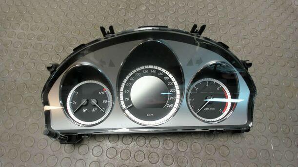 Foto: KOMBIINSTRUMENT / INSTRUMENTENTAFEL eines Mercedes-Benz C 200 CDI DPF SX